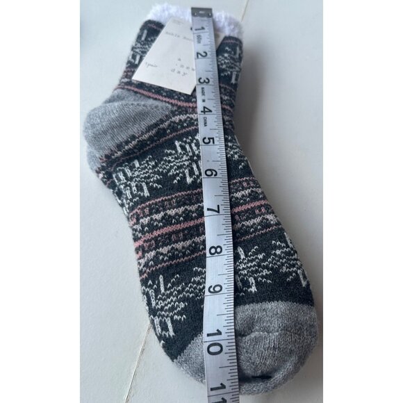 Lot of 2 Ankle and Short Crew Christmas Winter Cozy Socks A New Day/Old Navy - Picture 4 of 13